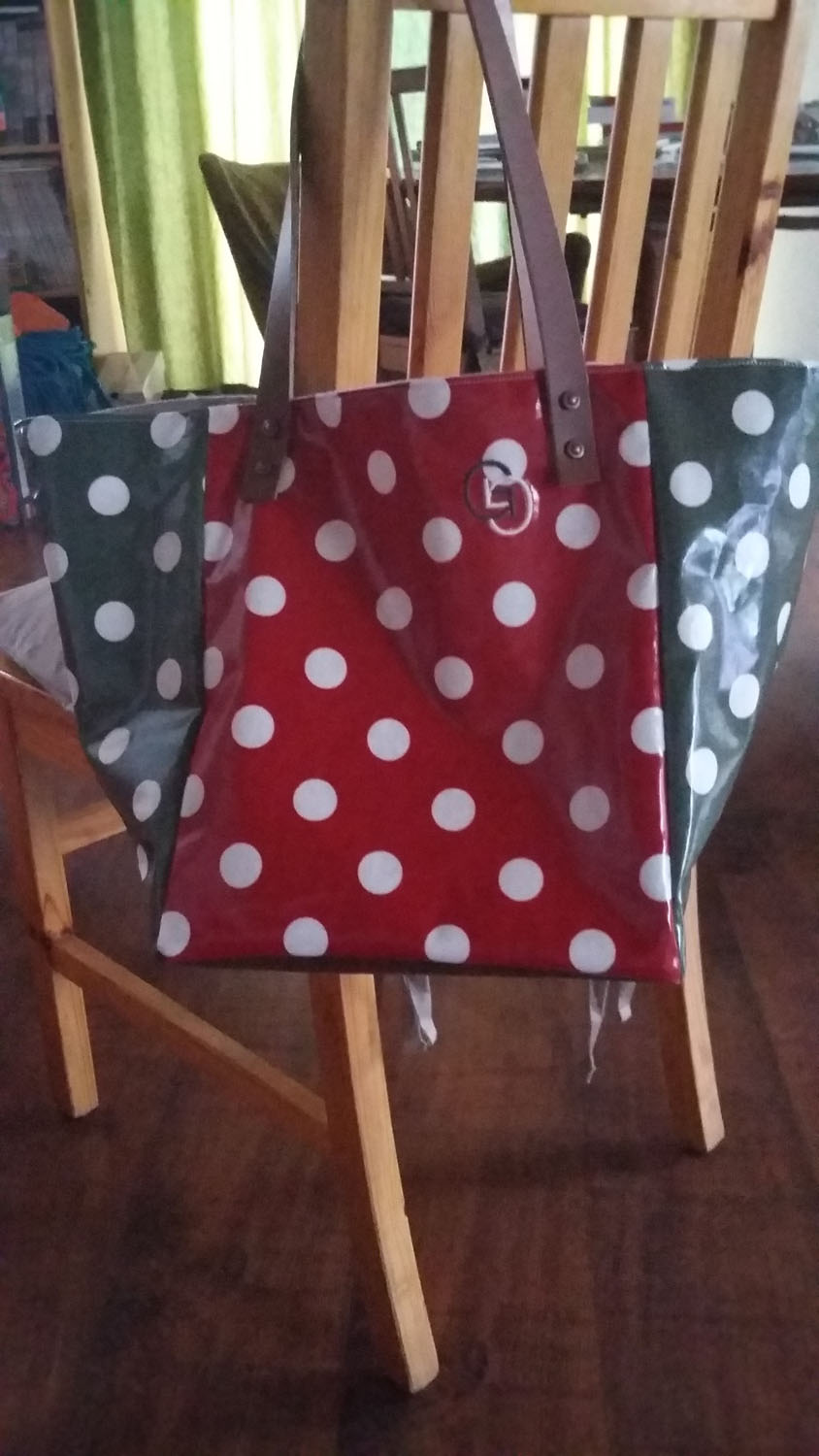 Petit sac carré en toile cirée
