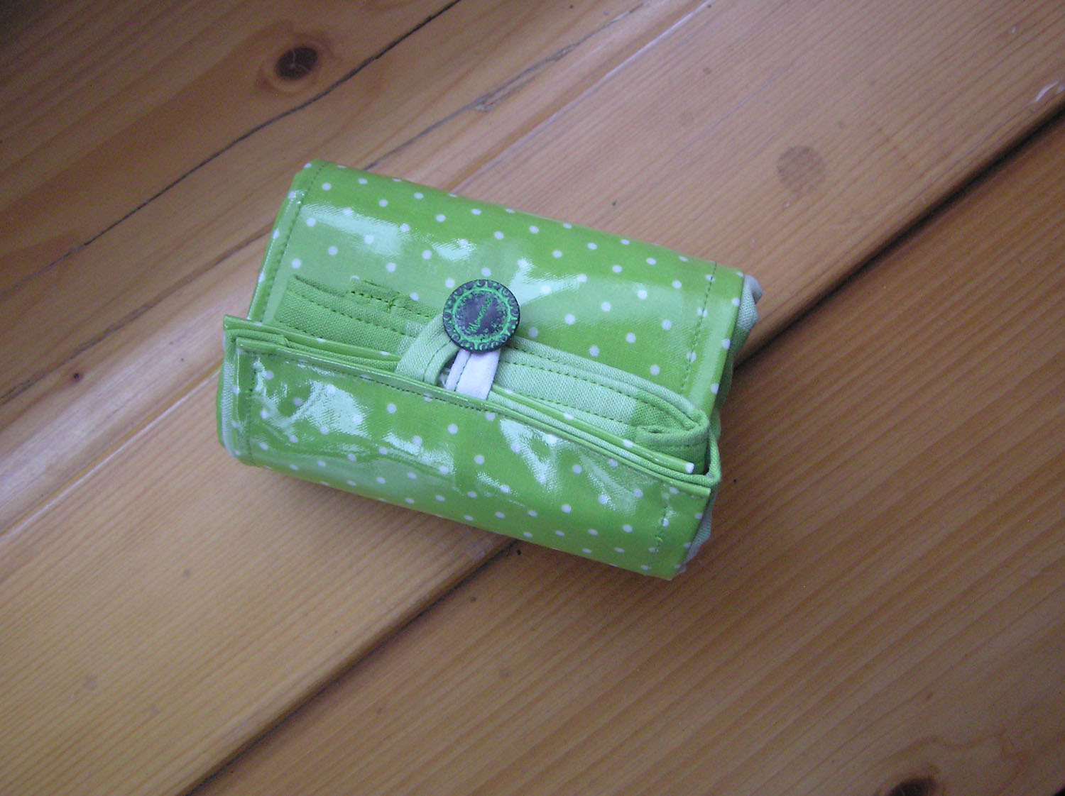 Petit sac pliable en toile cirée et tissus fermé