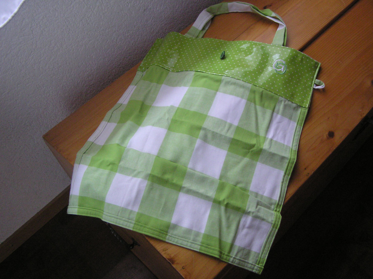 Petit sac pliable en toile cirée et tissus ouvert