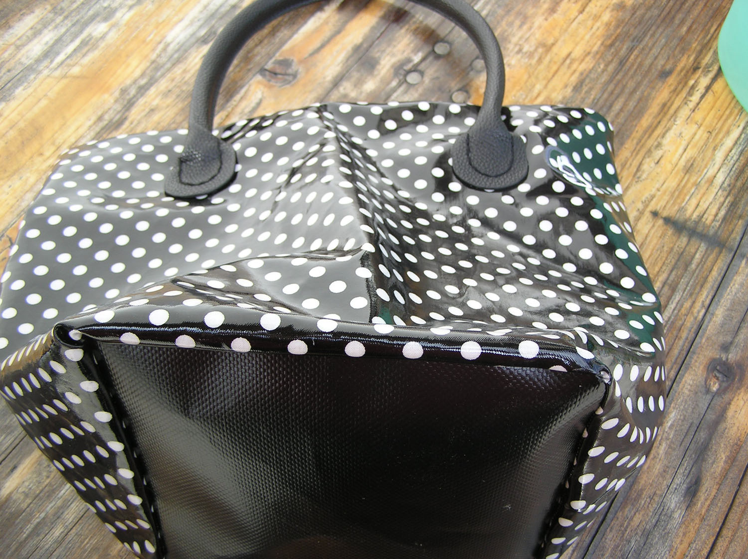 Sac trapèze bleu en toile cirée dessous