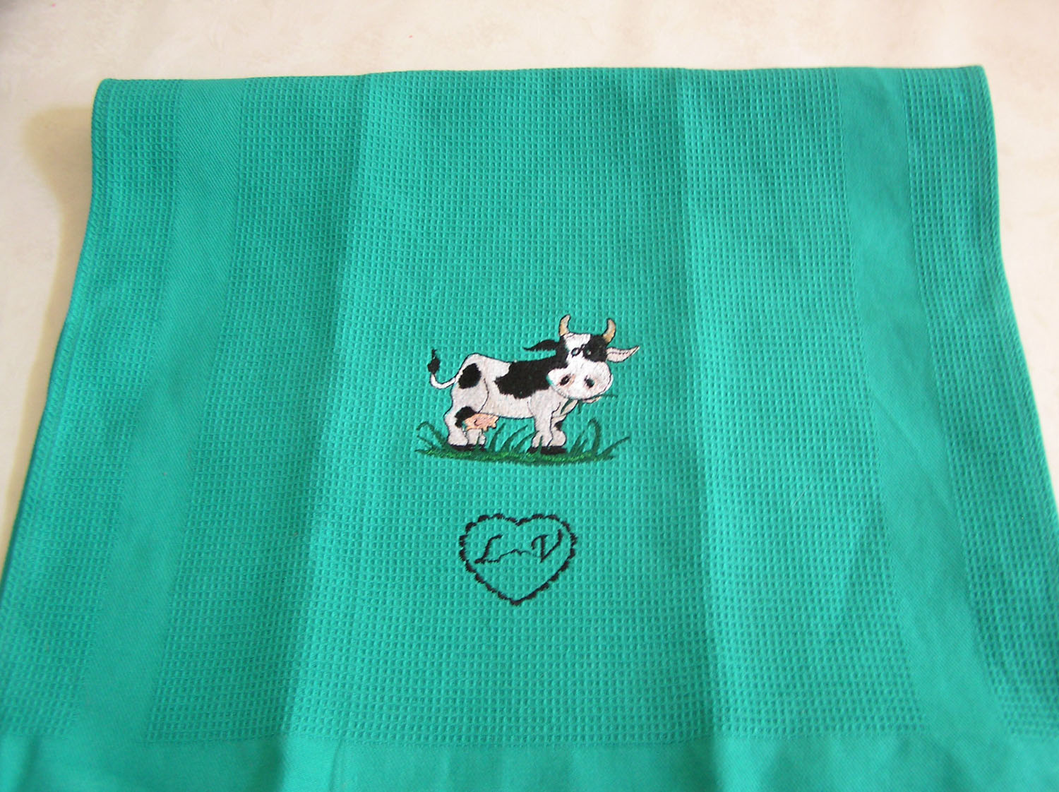 Linge de cuisine vache et coeur L-V détail